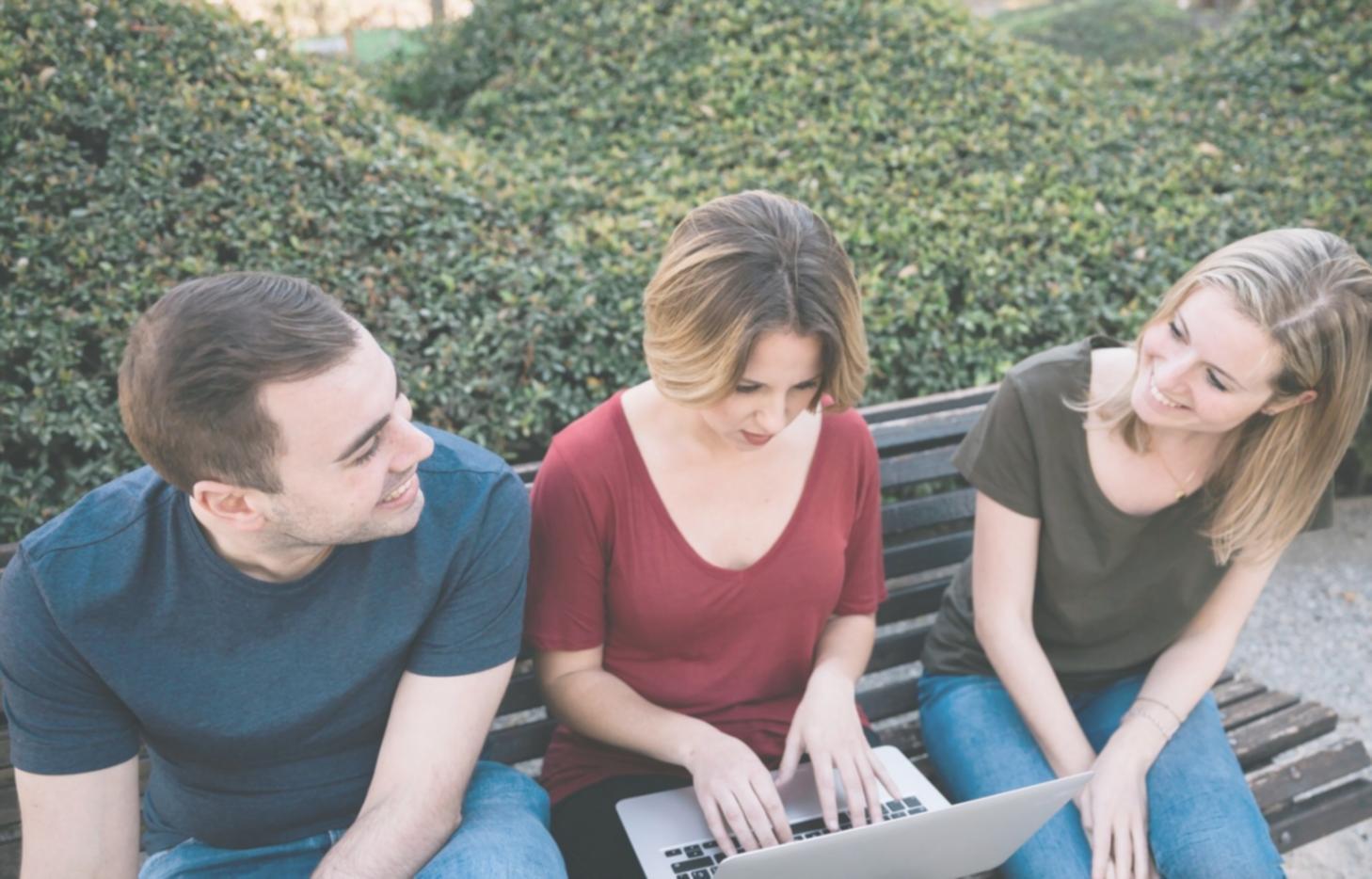 Studierende bei der Portfolioanalyse